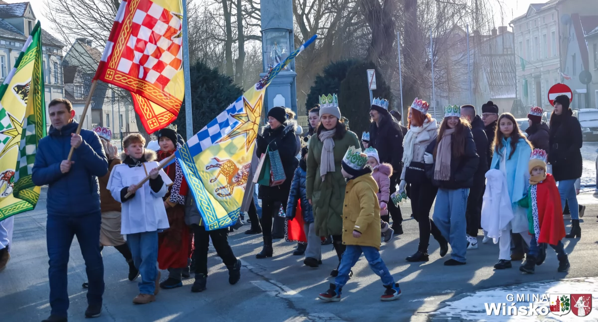 Korony, kolędy i wspólna droga. Orszak Trzech Króli w Wińsku