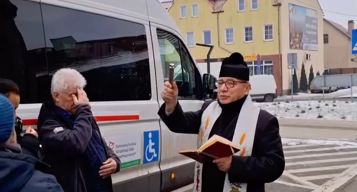 Nowy autobus już służy uczniom z niepełnosprawnościami w Wińsku. Zakup wsparł PFRON