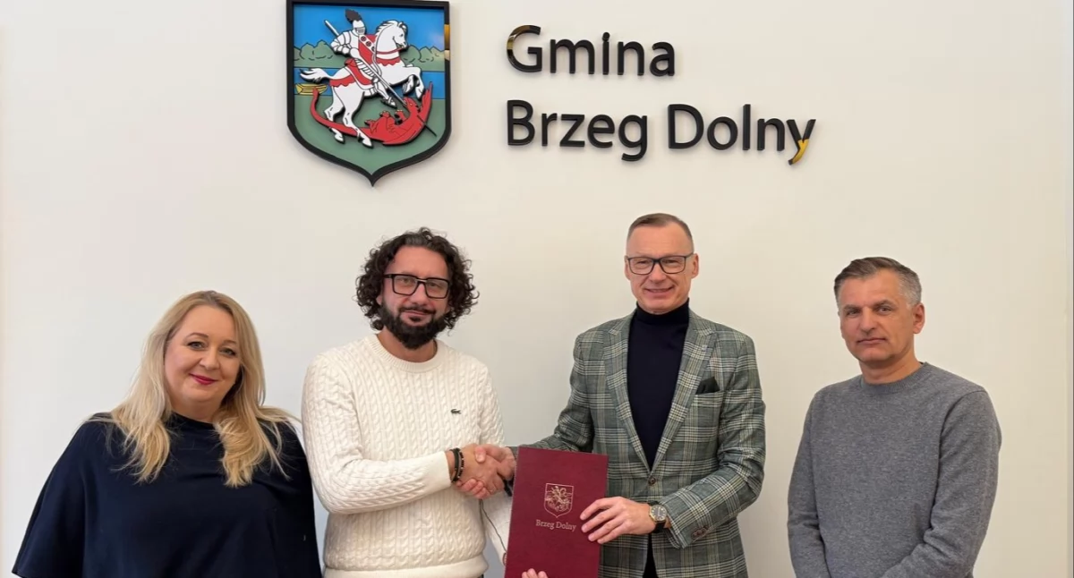 Umowa na modernizację boiska przy LO w Brzegu Dolnym podpisana
