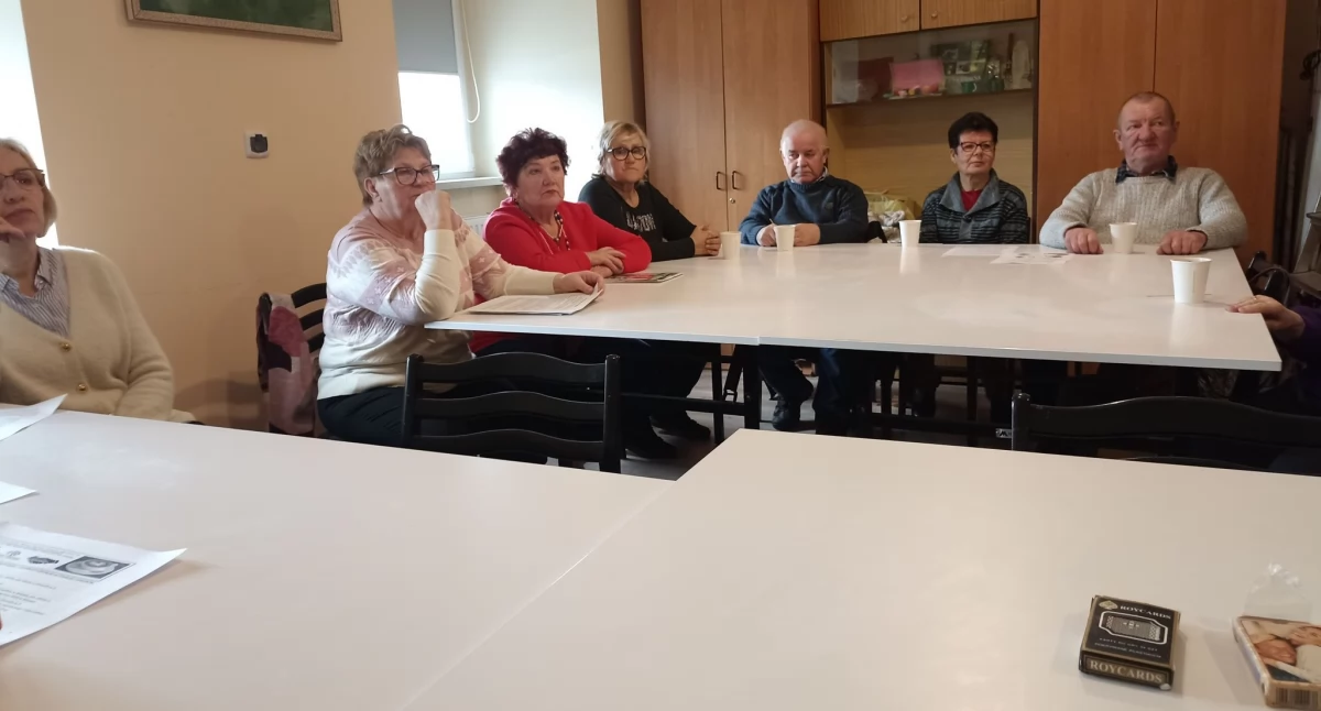 Seniorzy spotykają się przy kawie i rozmowach