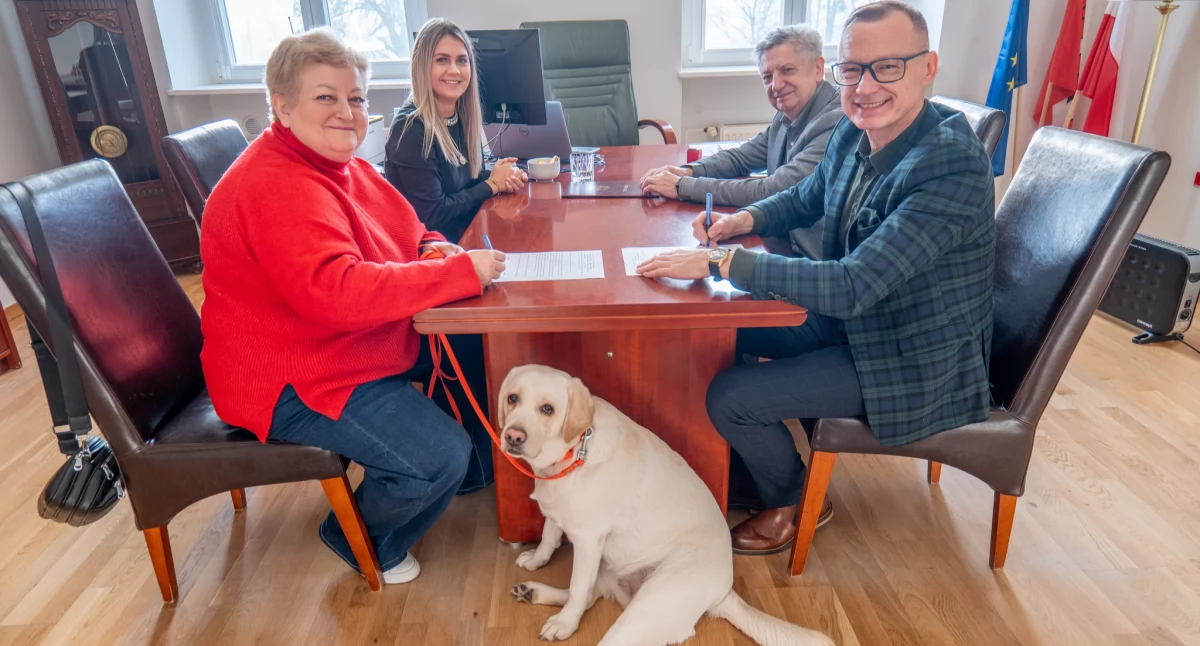 Czworonożny terapeuta w Brzegu Dolnym. Nowe wsparcie dla dzieci z niepełnosprawnościami