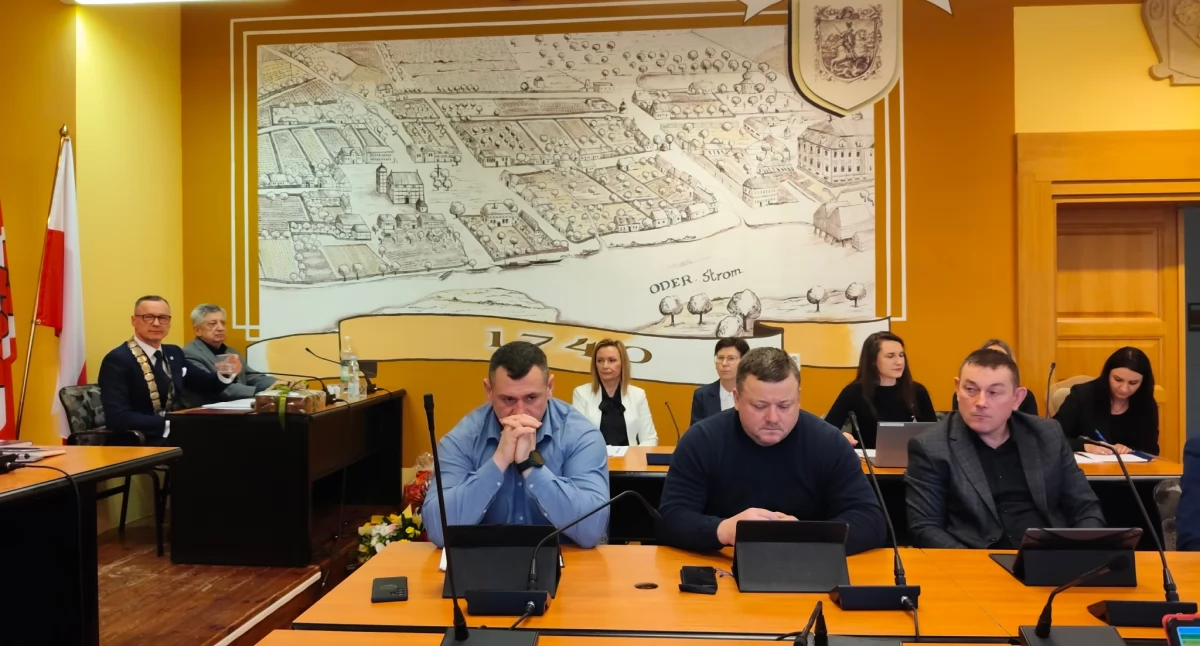 Parking, którego nikt nie sprzedaje, ale wszyscy bronią. Emocjonalna pyskówka na sesji w Brzegu Dolnym