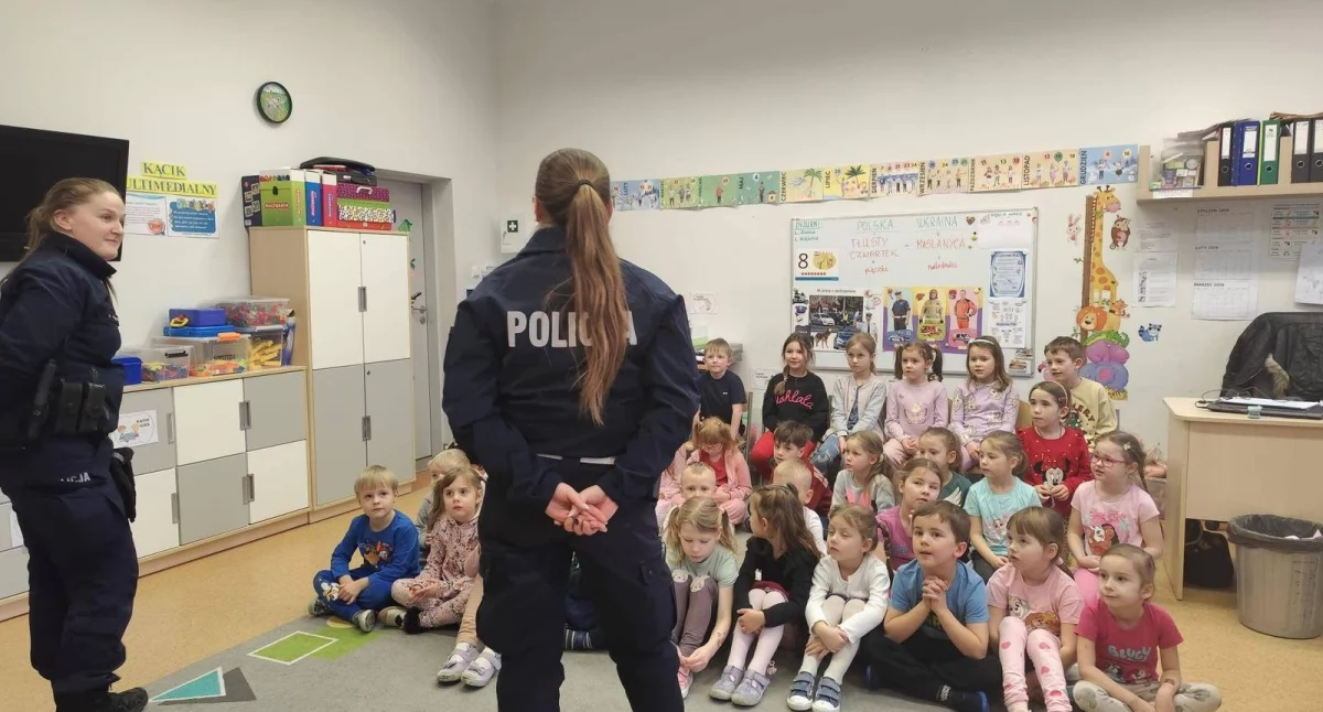 Bezpieczne ferie zimowe. Policjanci edukują dzieci i młodzież przed przerwą w nauce