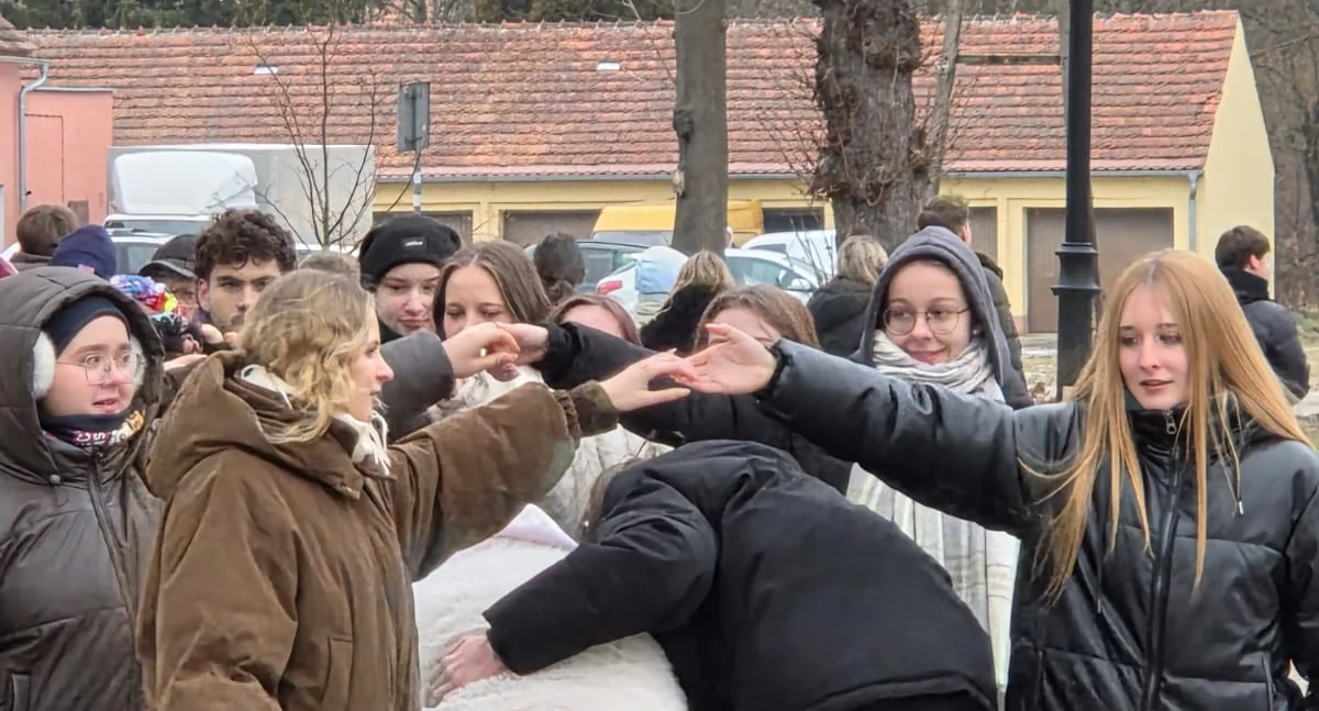 Maturzyści zatańczyli poloneza przed Dolnobrzeskim Ośrodkiem Kultury