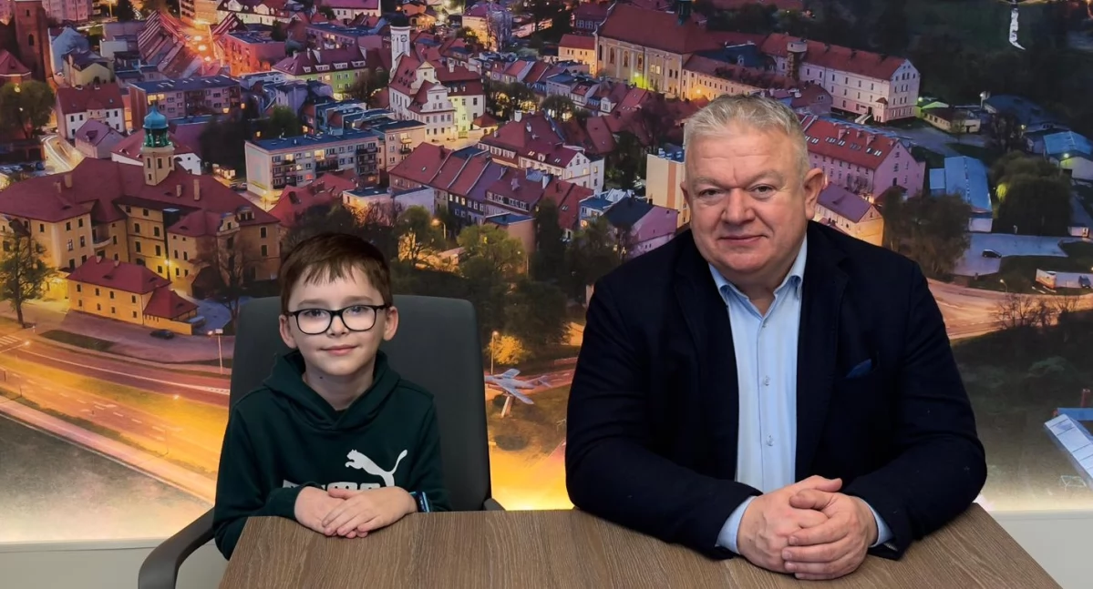 Młody mieszkaniec gminy Wołów z wizytą u burmistrza. Rozmowa o przyszłości i rozwoju