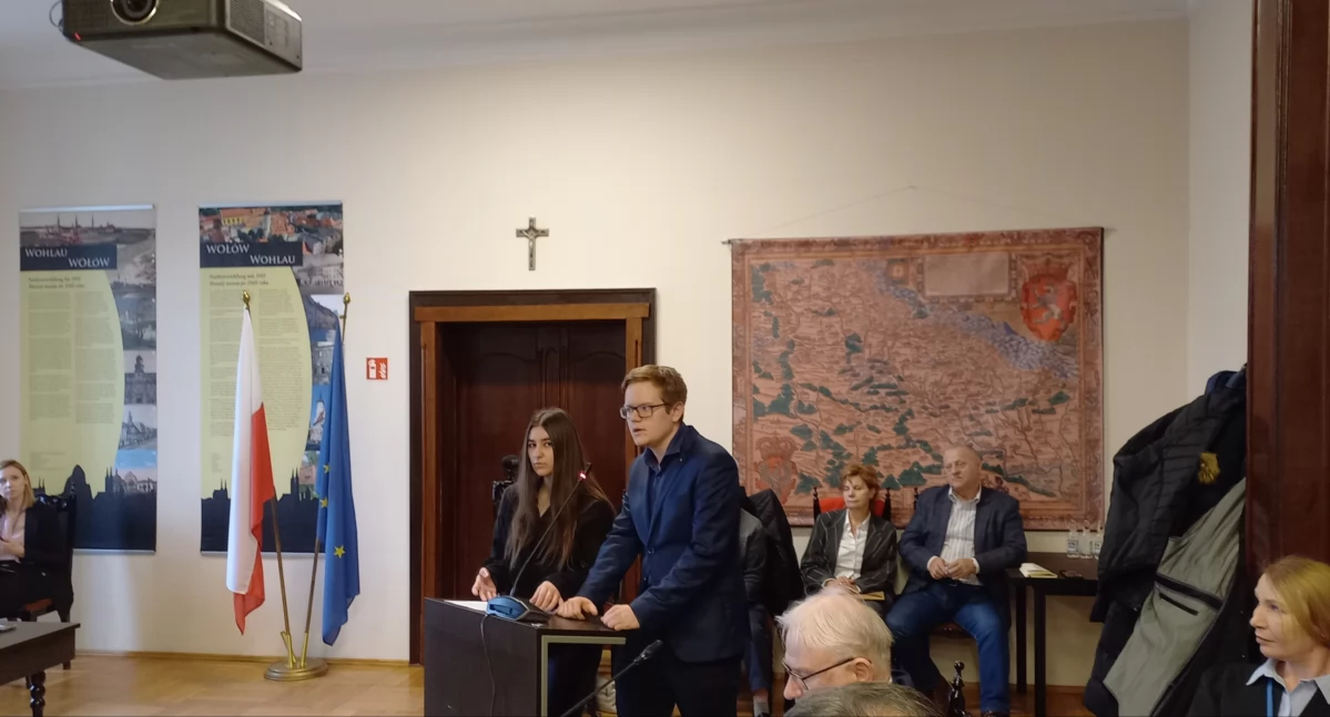 Młodzież mówi wprost: transport, zdrowie psychiczne i brak miejsc spotkań. Radni odpowiadają