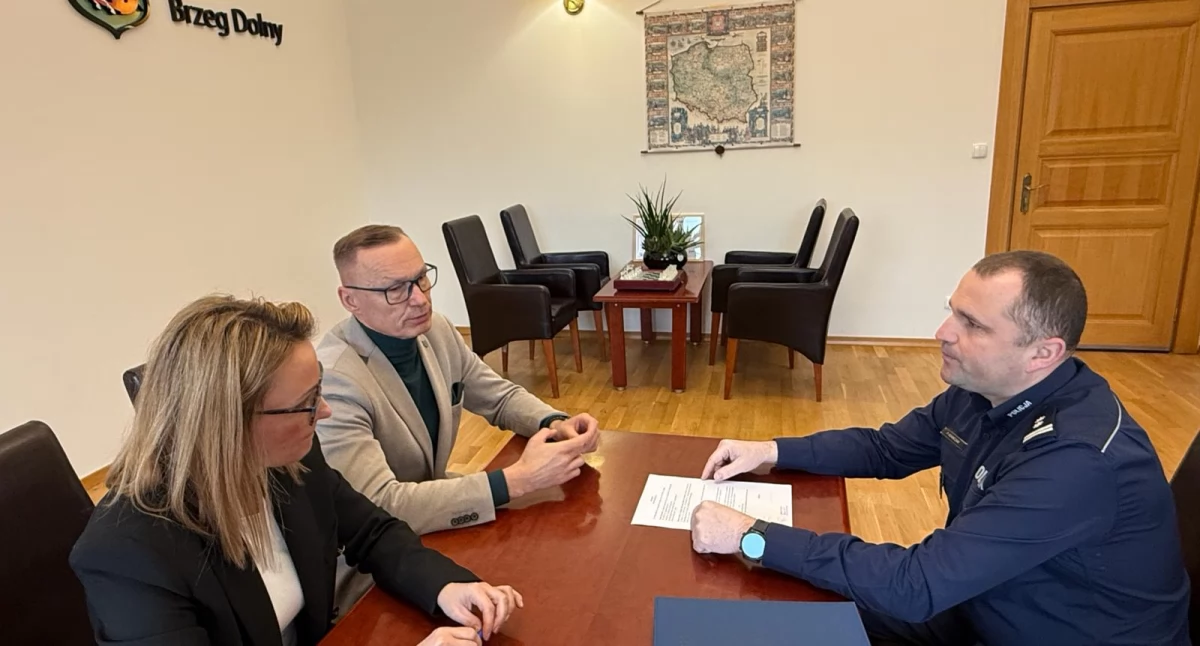 Bezpieczeństwo mieszkańców priorytetem. Burmistrz Brzegu Dolnego spotkał się z nowym komendantem policji