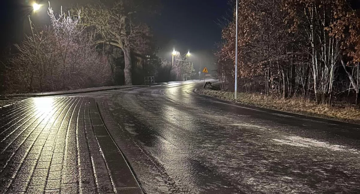 Policja apeluje o ostrożność na drogach. Śliska nawierzchnia, ograniczona widoczność oraz zmienne warunki mogą wpłynąć na bezpieczeństwo na drodze