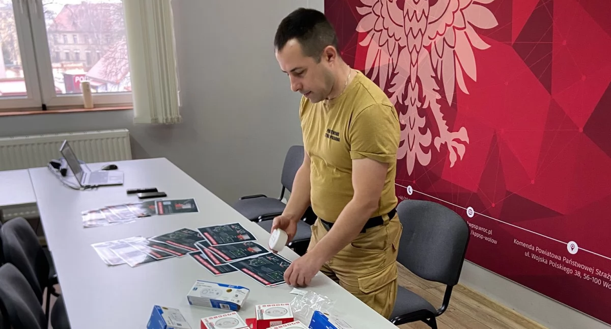 Strażacy zapukają do drzwi w powiecie wołowskim. 140 tys. czujek czadu i dymu trafi do domów najbardziej potrzebujących w całej Polsce