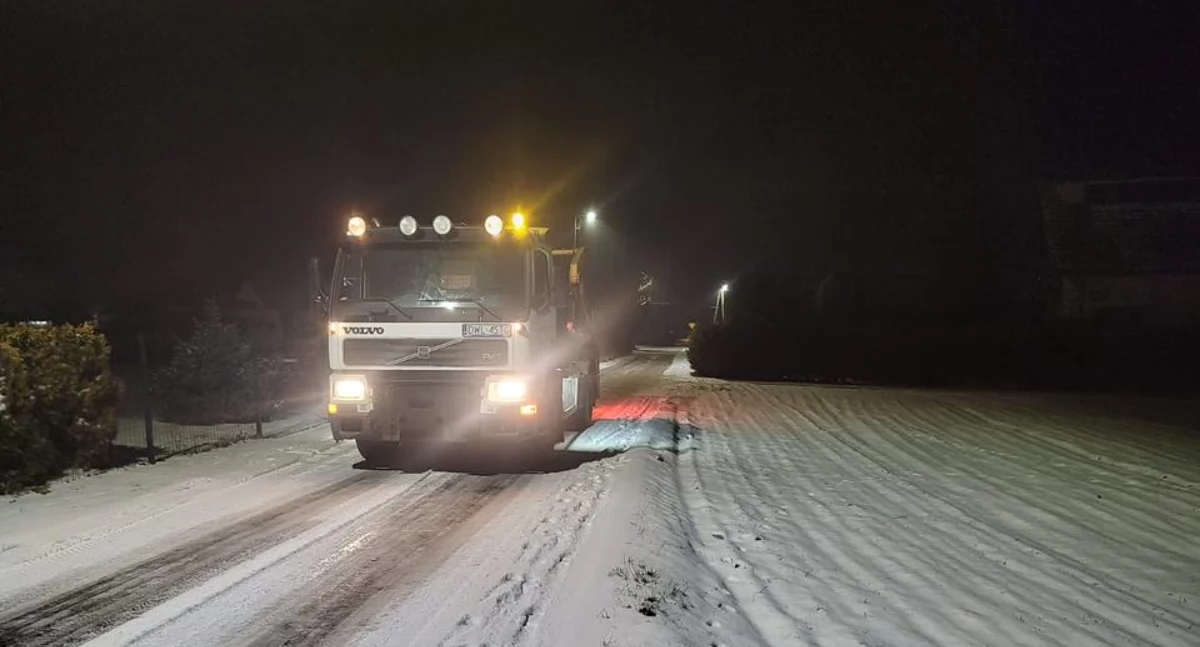 Śnieżny poranek w powiecie. Służby w akcji, a IMGW ostrzega: będzie „szklanka”!