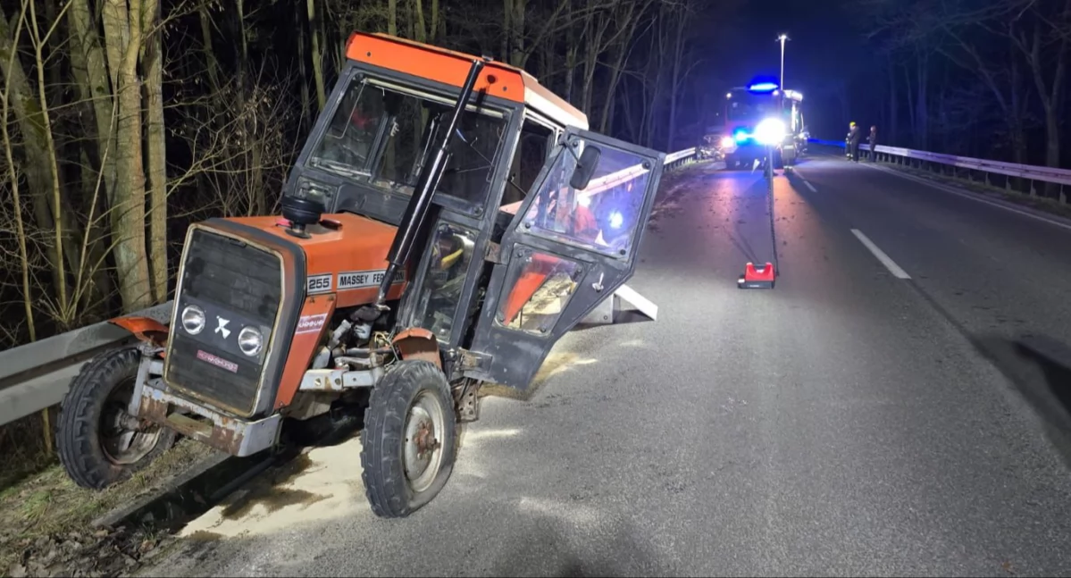 Poważny wypadek na trasie Wołów – Pełczyn. Osobówka uderzyła w ciągnik, dwie osoby w szpitalu