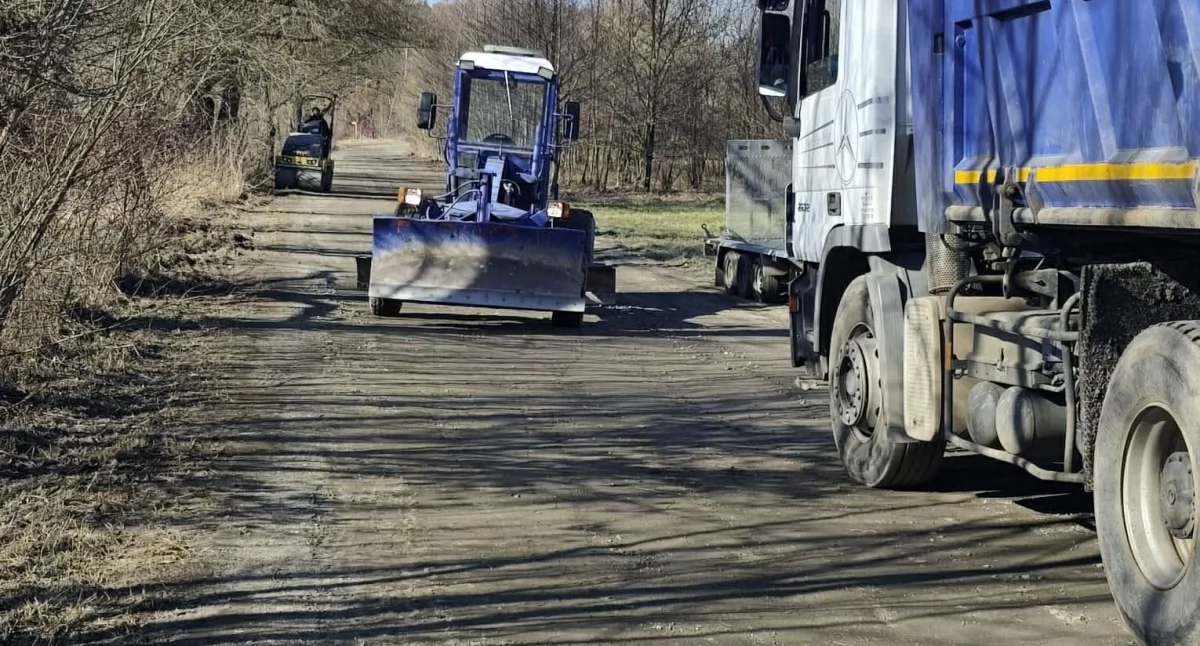 Ruszyły pierwsze po zimie naprawy dróg szutrowych w Wołowie
