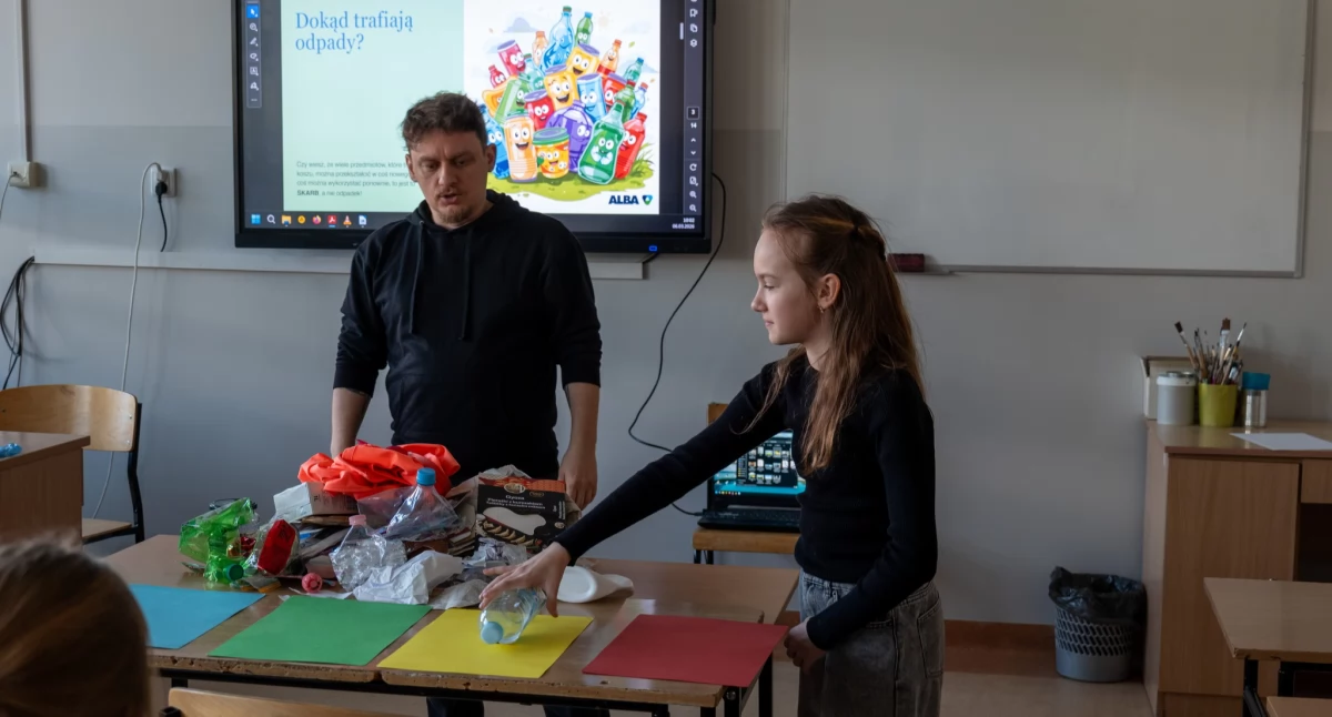 Ekologiczna edukacja w dolnobrzeskich szkołach. Uczniowie uczą się segregacji odpadów w praktyce