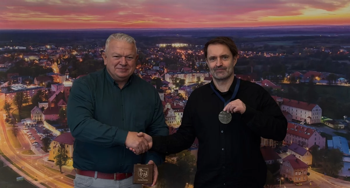 Marek Lechki z medalem „Zasłużony dla Ziemi Wołowskiej”. Reżyser światowego formatu doceniony w rodzinnym mieście