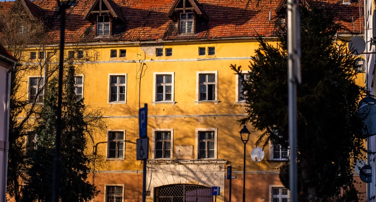 Hotel czy Centrum Zdrowia? Inwestor pokazuje nową wizję dawnych koszar w Wołowie
