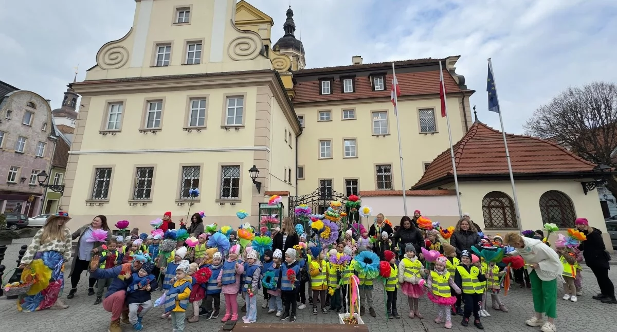Kolorowy zawrót głowy pod Ratuszem! Wołowskie przedszkolaki przywołały wiosnę