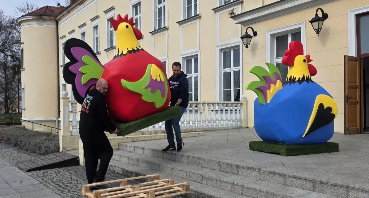 Gigantyczne kury pilnują kurnika, a w niedzielę Jarmark Wielkanocny