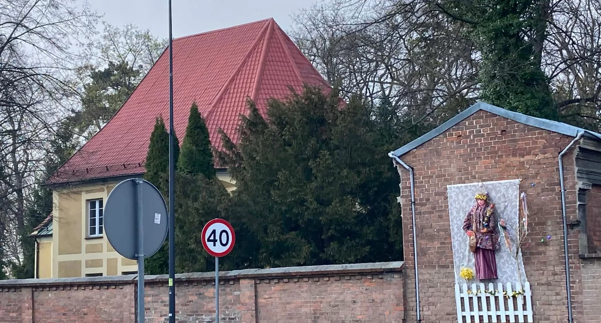 Wielkanoc na murze. Kolorowa instalacja ożywiła przestrzeń Wołowa