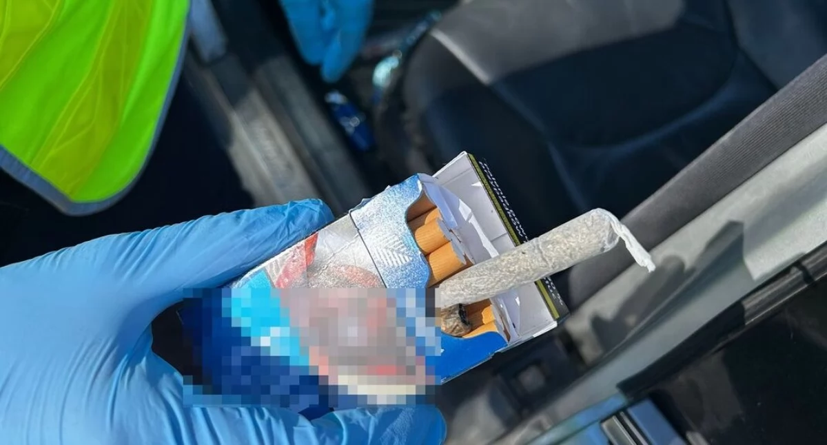 Niedopalony „skręt” w popielniczce i dym w kabinie. 26-letni kierowca w rękach policji