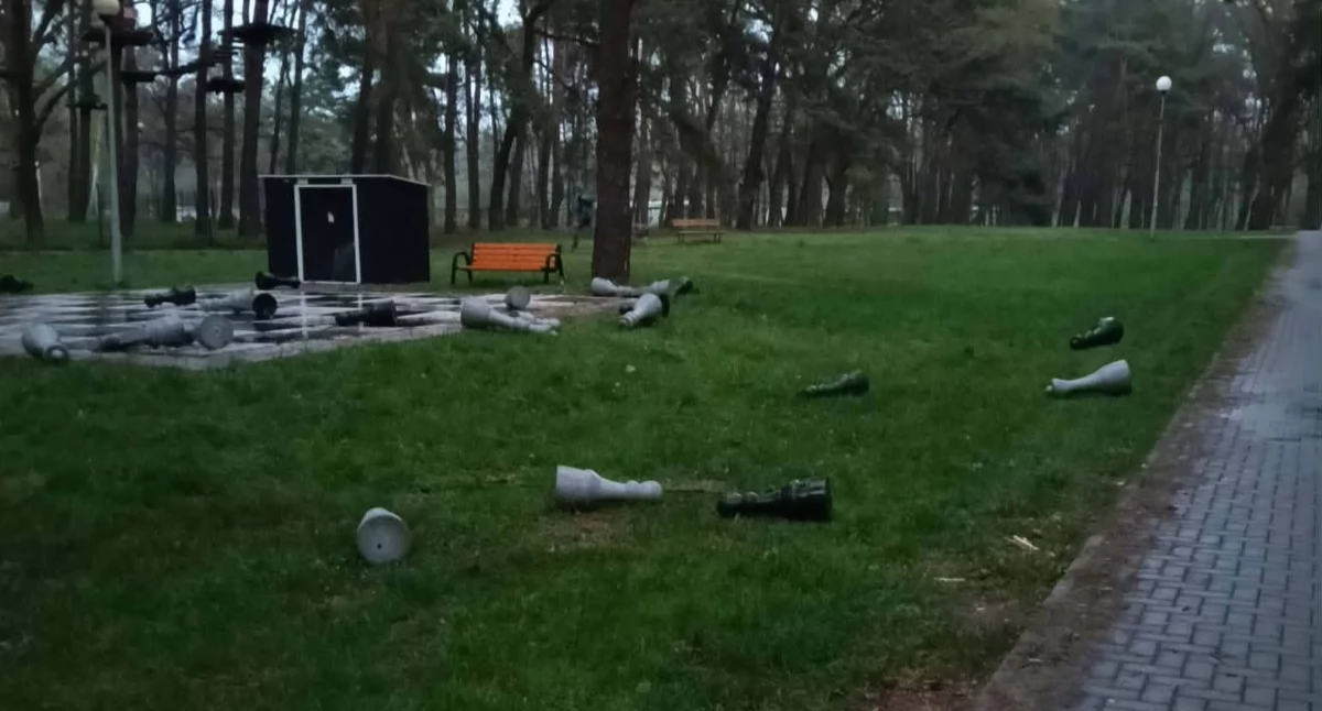 Kolejny wandalizm w Brzegu Dolnym: Zniszczone szachy na osiedlu Fabrycznym. Czy wspólne dobro ma szansę przetrwać?