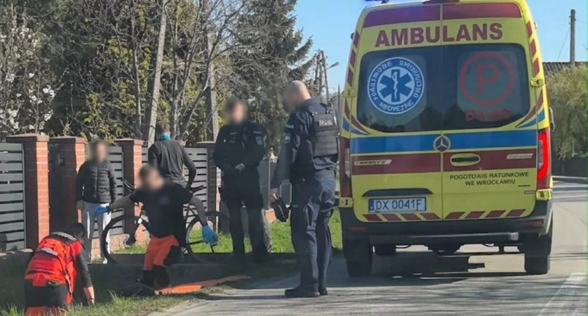 Wypadek w Godzięcinie. Rowerzysta uderzył w audi i trafił do szpitala