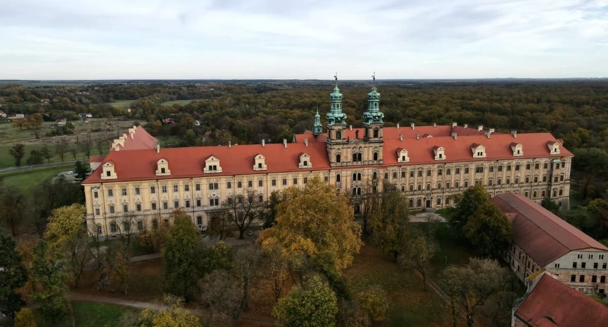 REPORTAŻ | Lubiąż. Imperium, które rozsypało się w ciszy, ale...