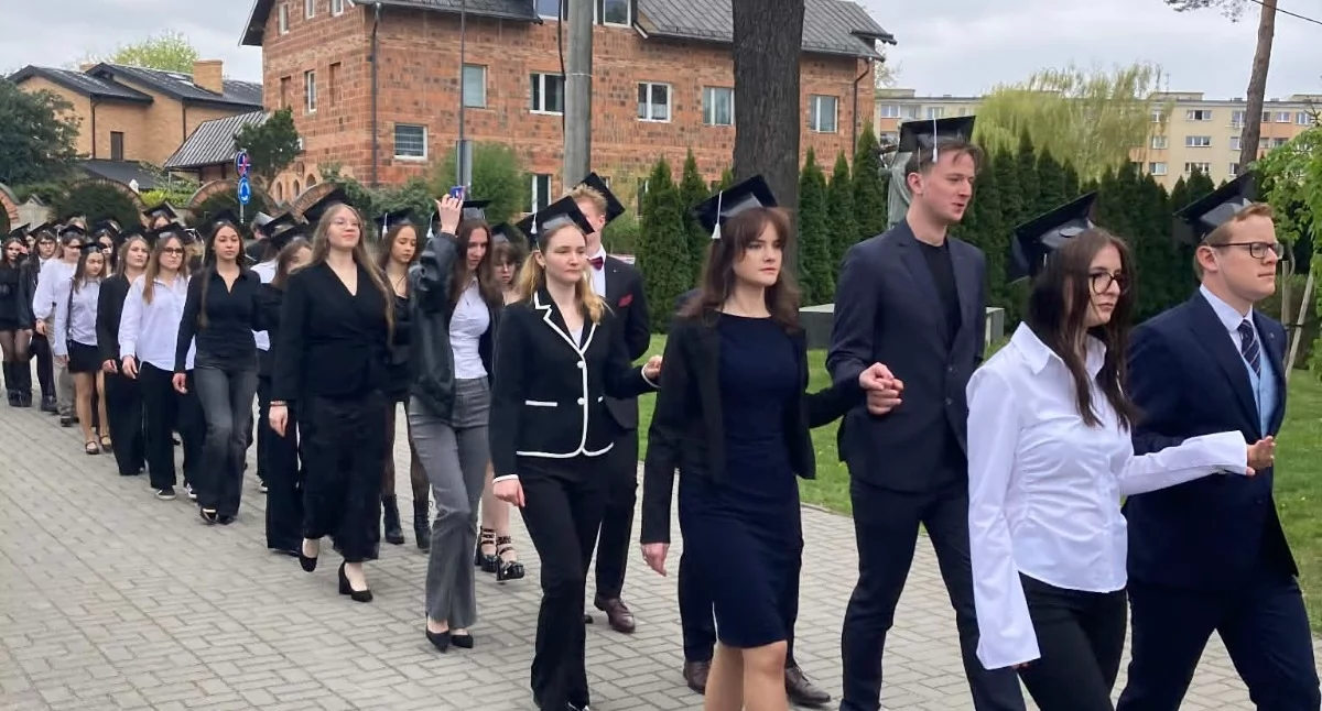 Matura czas start! Puste korytarze i pełne skupienie