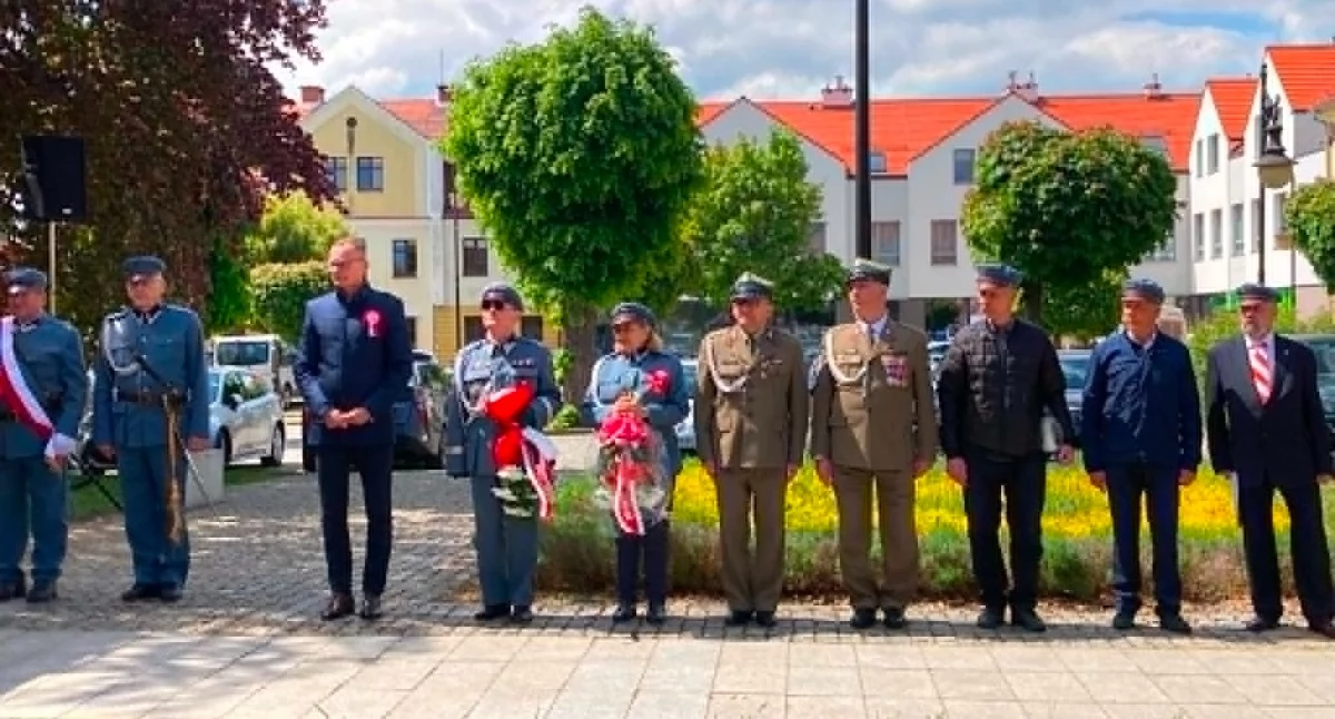 95. rocznica śmierci Józefa Piłsudskiego w Brzegu Dolnym. Patriotyczny przemarsz i składanie kwiatów
