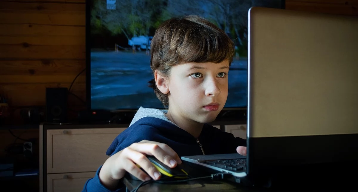 „Tylko nie mów nikomu”. Kiedy internetowa znajomość przestaje być bezpieczna?