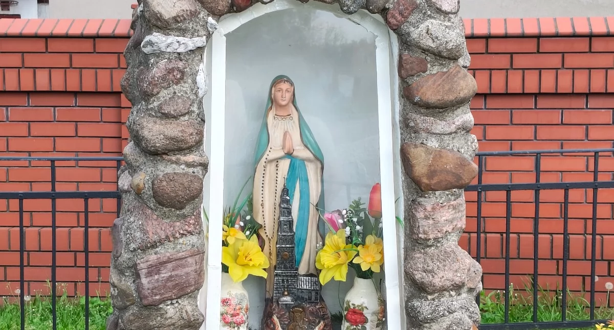 Majowy cud w Brzegu Dolnym! Nowa figura Matki Bożej w kapliczce