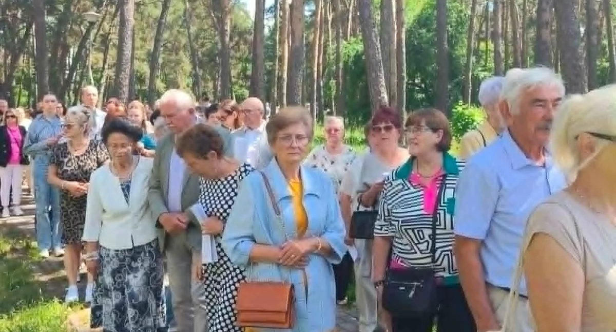 Brzeg Dolny świętuje Boże Ciało. Wyjątkowe dywany kwiatowe i procesja [ZDJĘCIA]