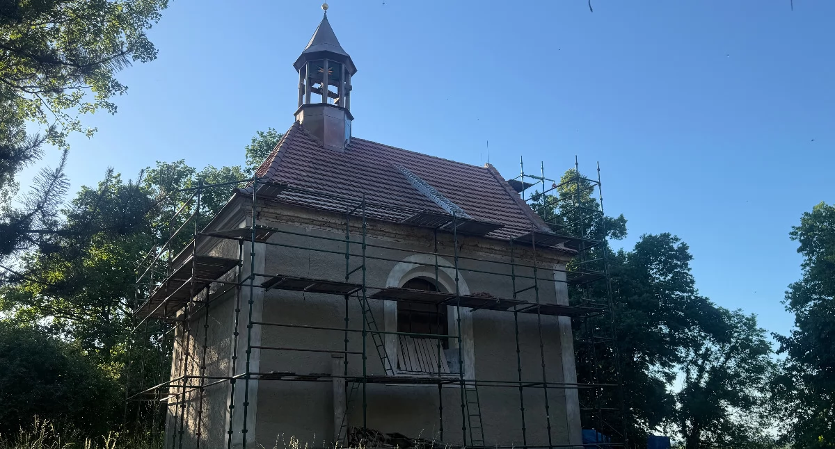 Kaplica na wzgórzu odzyskuje dawny blask.  Prywatna osoba remontuje jednen z najstarszych zabytków w gminie Wińsko 