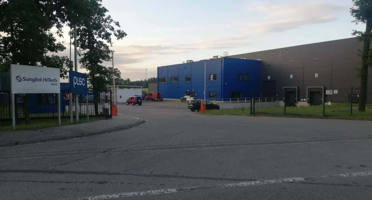 Płonęły baterie w fabryce w Bukowicach przeznaczone do recyklingu. Służby zabierają głos po nocnym pożarze