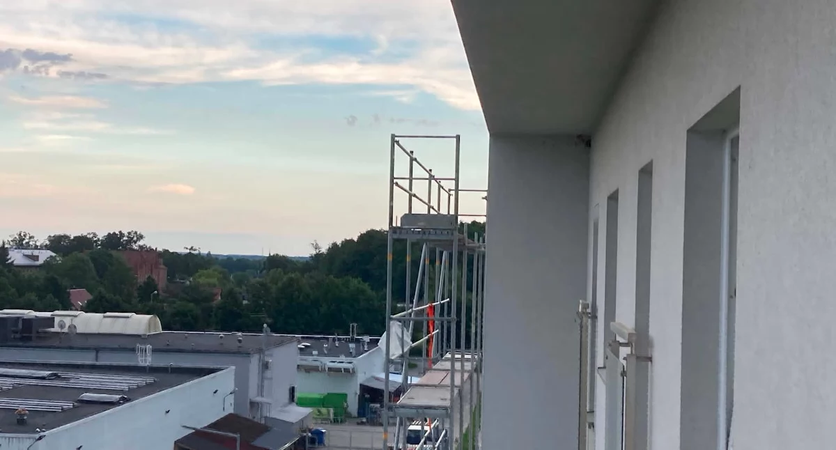 Remont i zniszczone gniazda jaskółek? Czytelnik alarmuje z ul. Leśmiana
