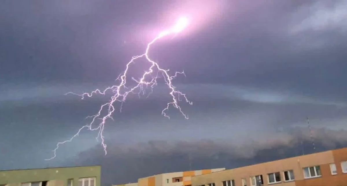 Uwaga! Nadciągają gwałtowne burze. Możliwe podtopienia, wichury i przerwy w dostawie prądu