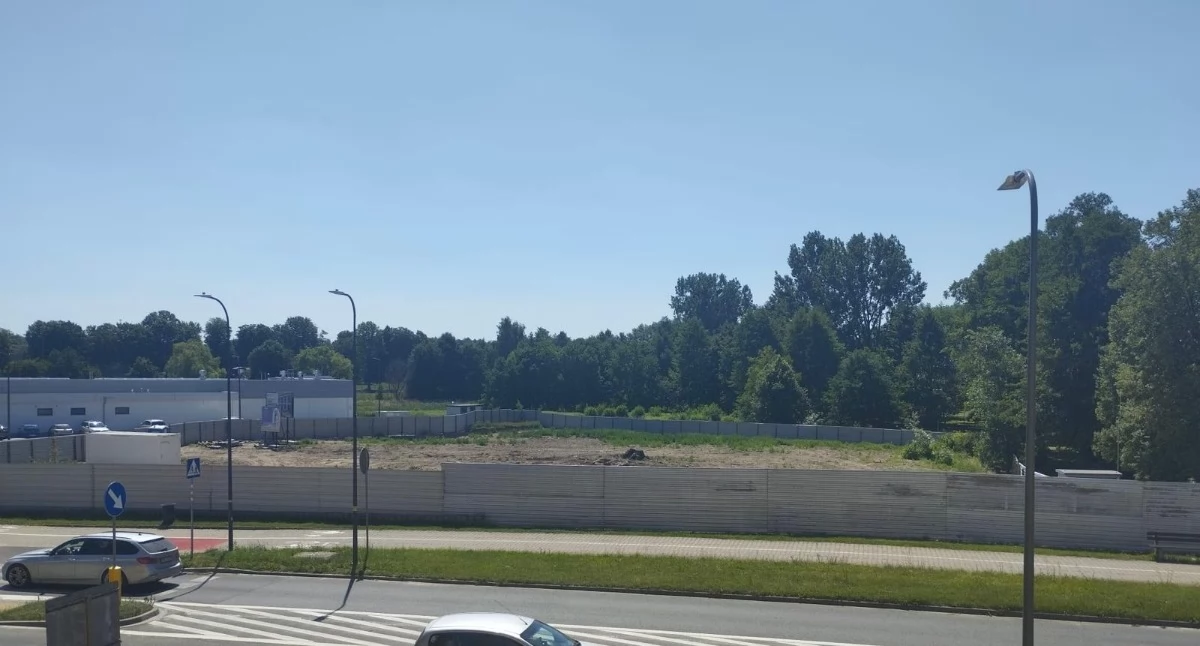 Budowa parku handlowego przy ul. Jana Pawła II nabiera tempa. Inwestor ucisza plotki, a mieszkańcy dyskutują