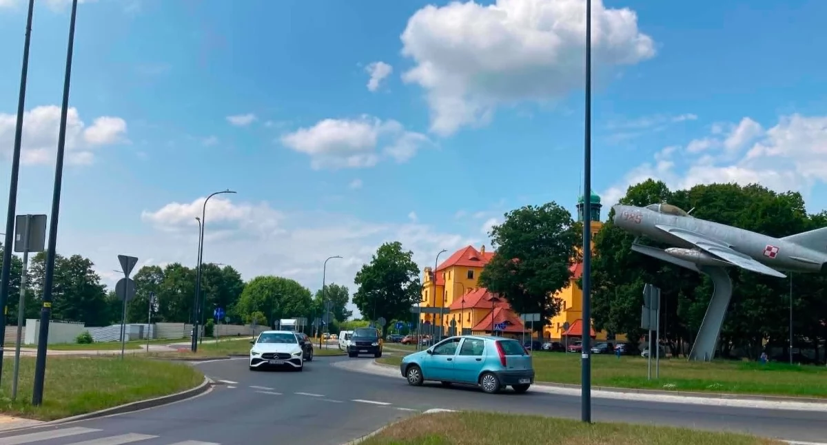 Jechał pod prąd na rondzie w Wołowie. Policja szuka kierowcy z nagrania