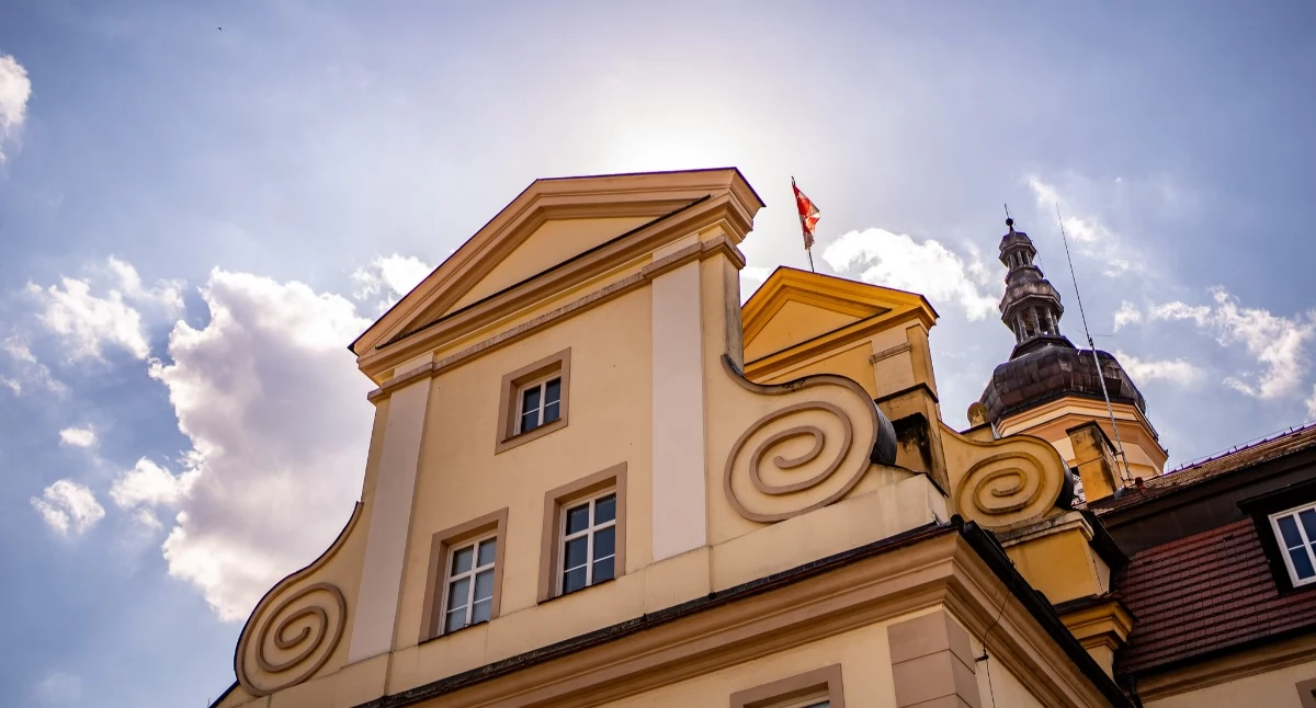 Działka medyczna w Lubiążu i mieszkanie w Wołowie. Aktualne ogłoszenia burmistrza