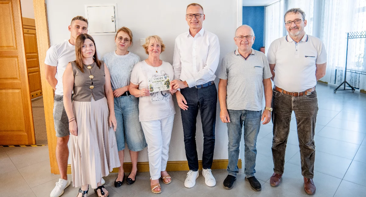 Zielone nagrody za wzorowy porządek. Wspólnoty z Brzegu Dolnego wyróżnione za najczystsze osłony śmietnikowe