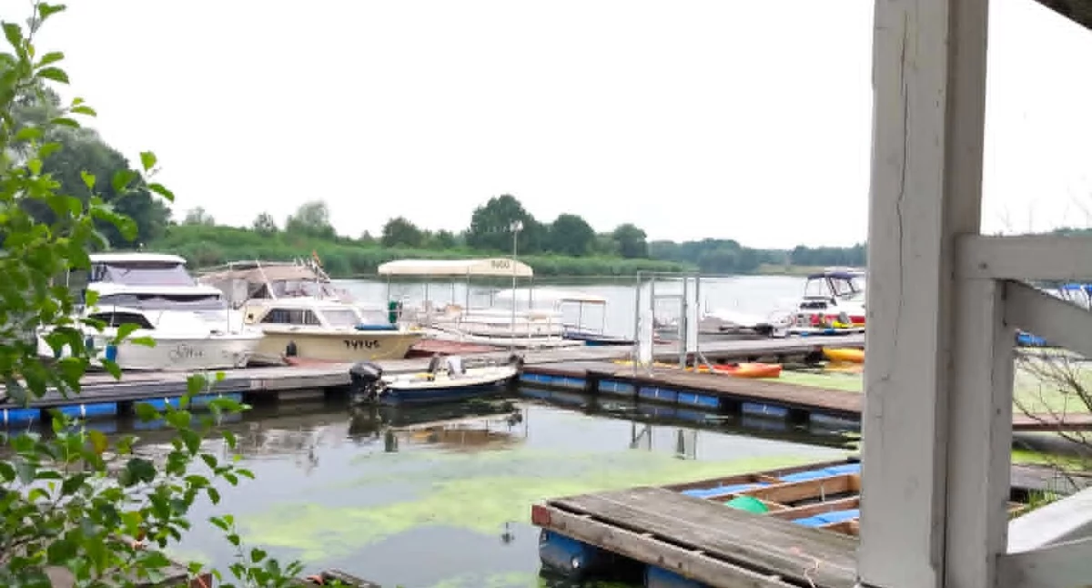 Przystań Uraz nad Odrą. Miasteczko Portowe to idealny pomysł na weekend rzut beretem od Wołowa i Brzegu Dolnego