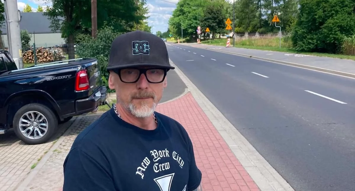 Pędzące auta, rowerzyści na chodniku i strach przy wyjeździe z domu. Mieszkańcy ul. Wiejskiej alarmują: „Chcemy czuć się bezpiecznie”