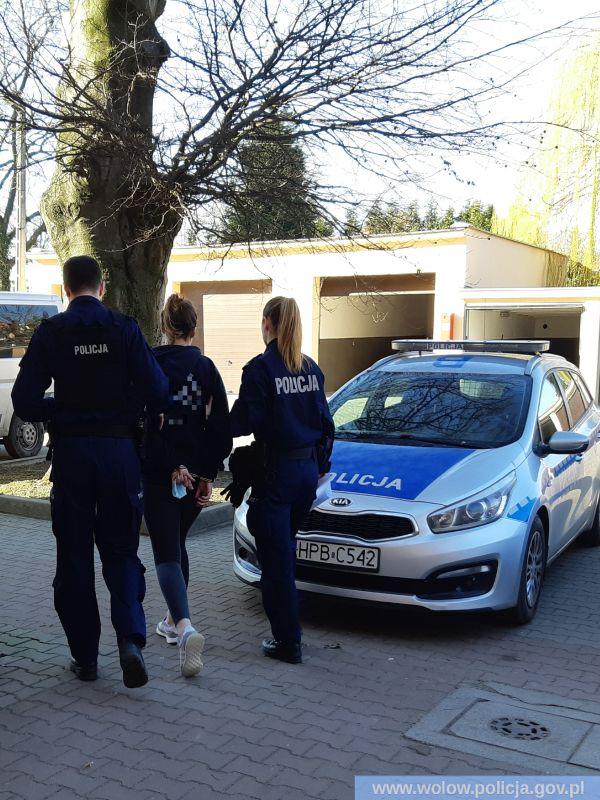 Kopali, bili i grozili śmiercią. Policja zatrzymała 24-latkę i 19-latka z Wołowa
