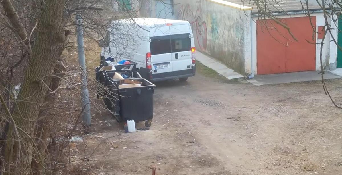 Wyrzucił zużyte opony, nagrała go kamera. Teraz musi posprzątać