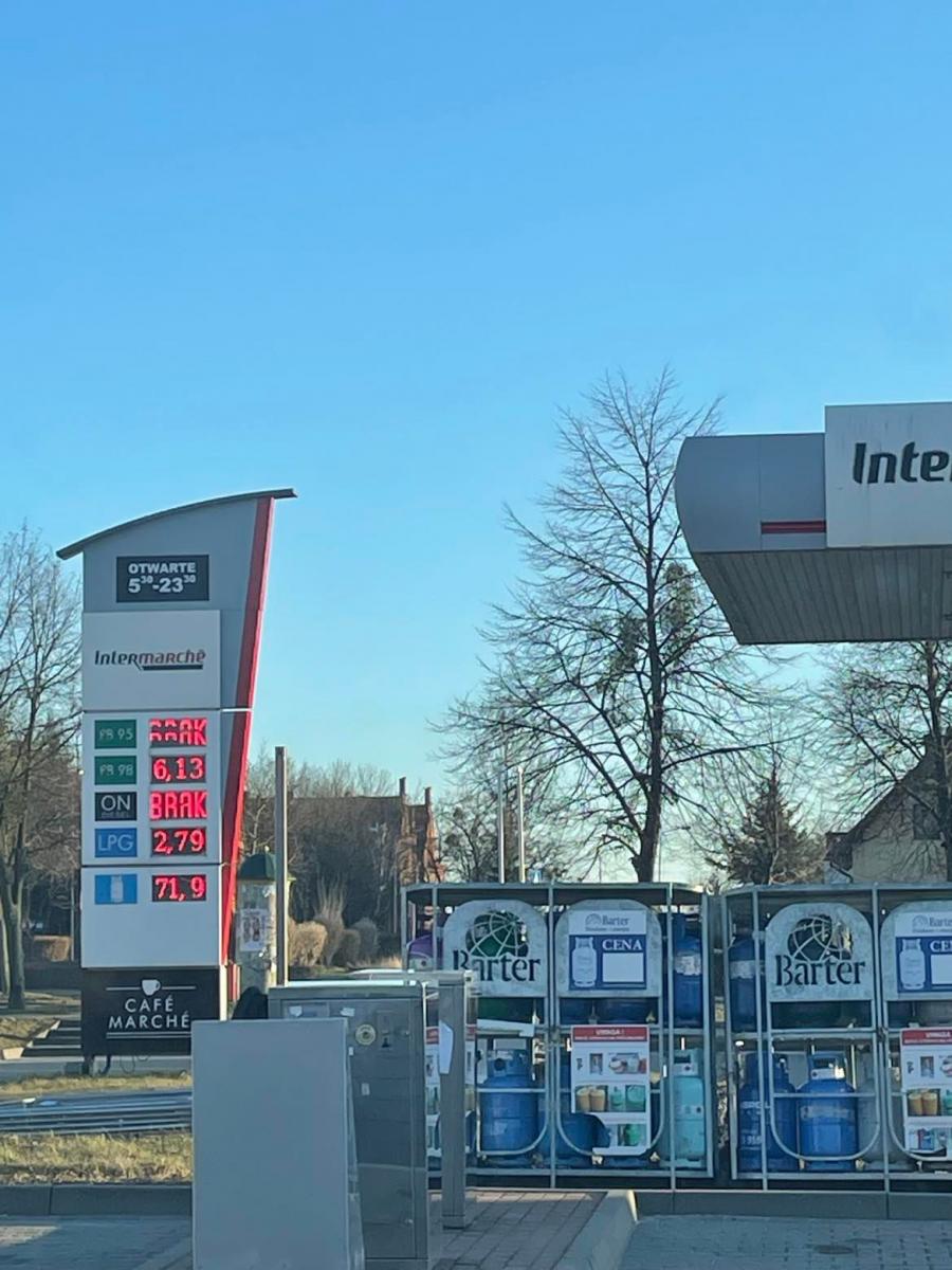 Brak benzyny na niektórych stacjach paliw i wyższe ceny