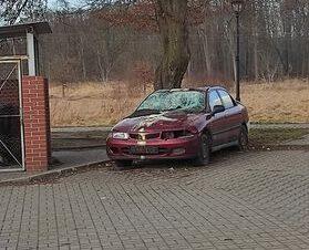 Wrak stoi na parkingu i straszy mieszkańców