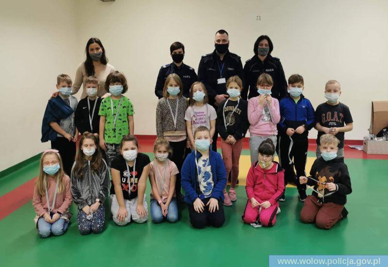 Policjanci rozmawiali z dziećmi o bezpiecznych feriach