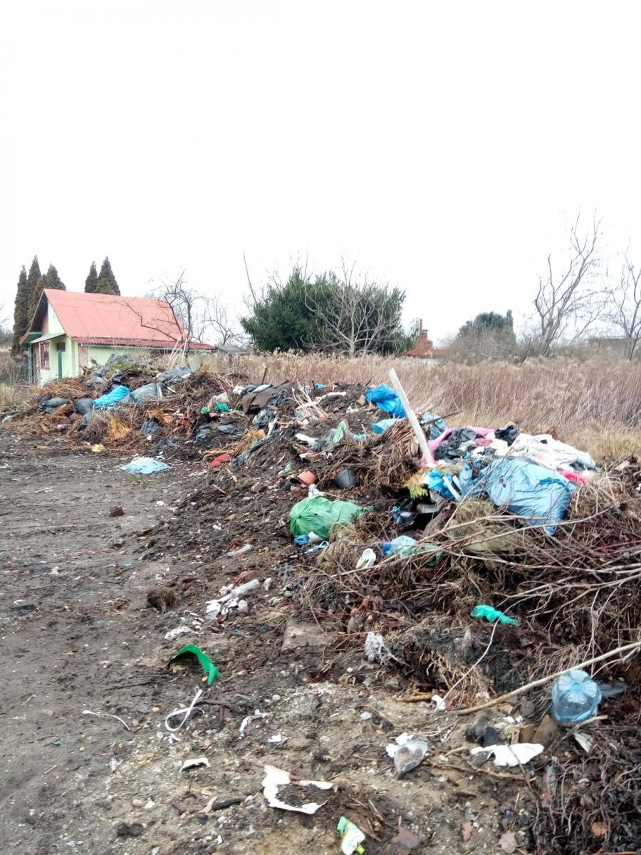 Sterty śmieci przed wejściem do ogrodów działkowych