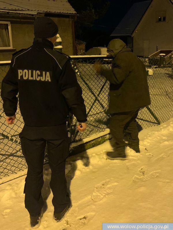 Policjanci uchronili bezdomnego przed zamarznięciem