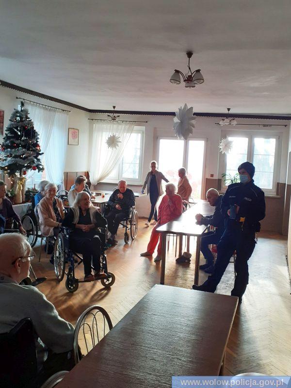 Policjanci na spotkaniach z seniorami o tym, jak nie dać się oszukać
