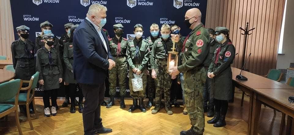 Światło Pokoju dotarło do wołowskiego Urzędu Miejskiego